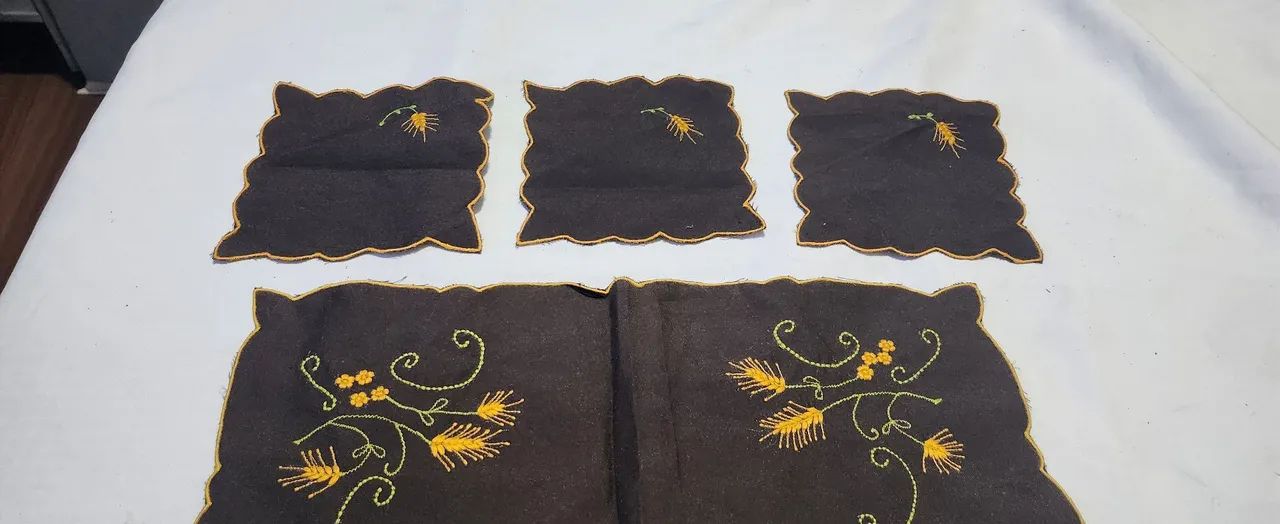 Conjunto toalhinha bordada e porta copos bordados a mão  - Foto 4