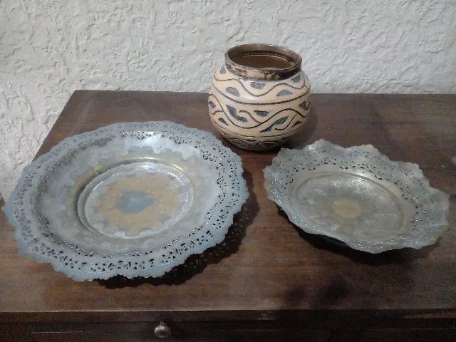 FRUTEIRAS ANTIGAS DE METAL RENDADO E VASO CERÂMICA DECORADO.