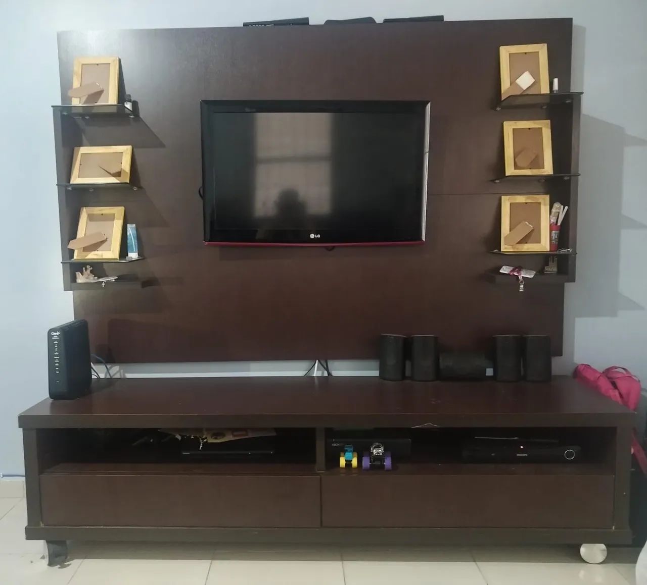Rack de TV + Painel em madeira com prateleiras de vidro - Foto 2