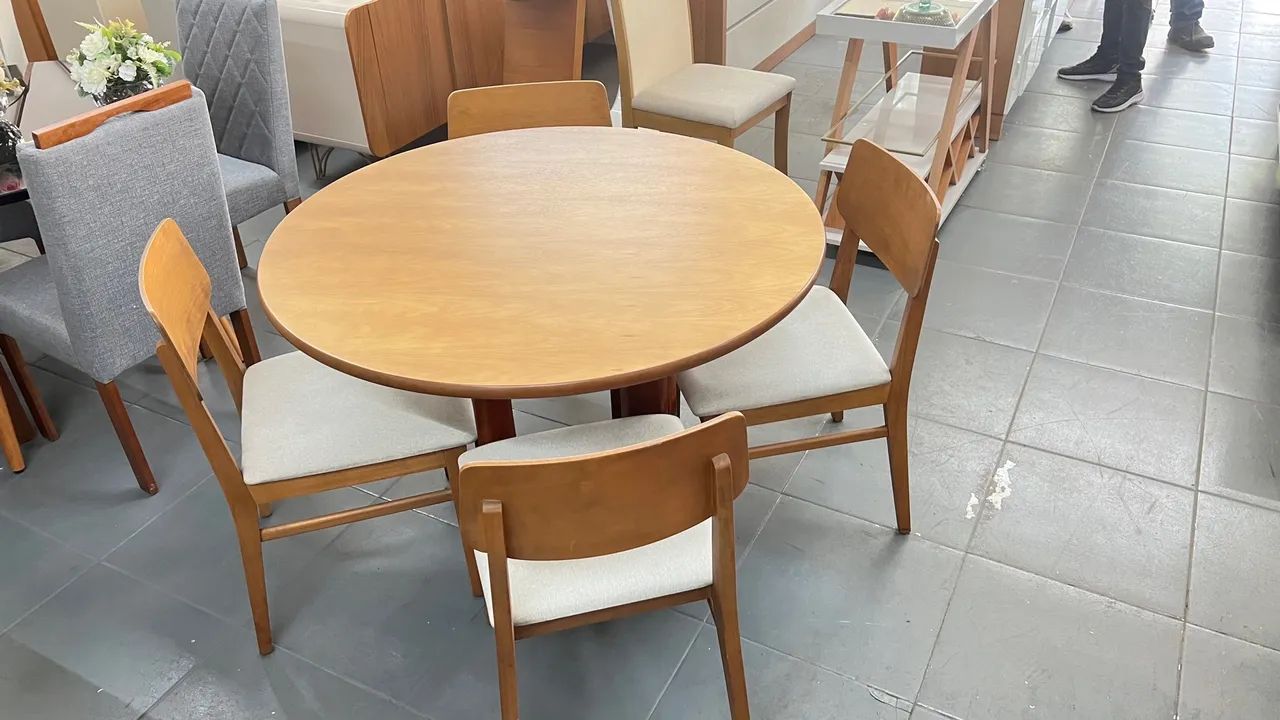 Mesa de Jantar Redonda em Madeira com 4 Cadeiras - Foto 2