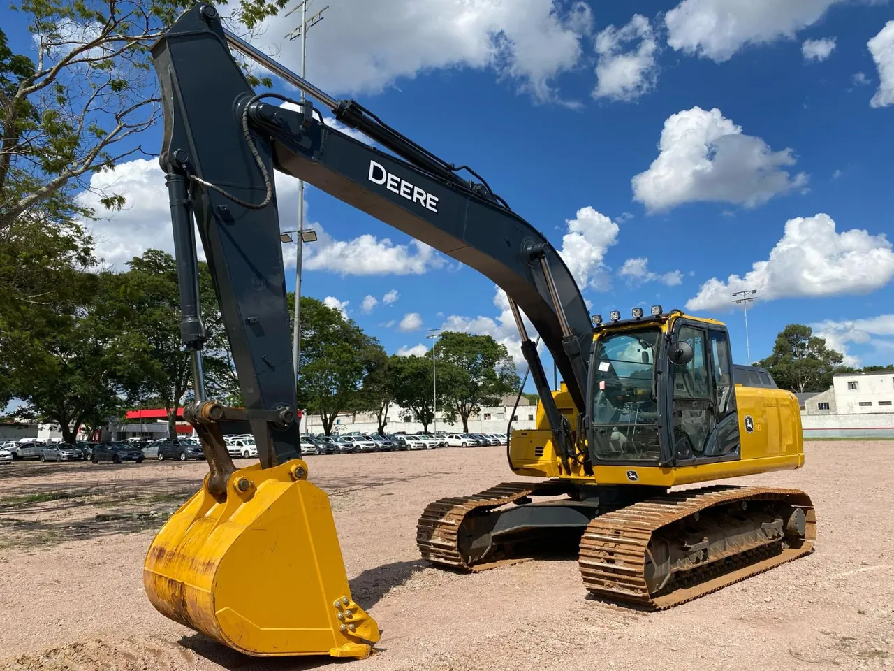 Escavadeira John Deere 210 GLC - Potência e Eficiência!