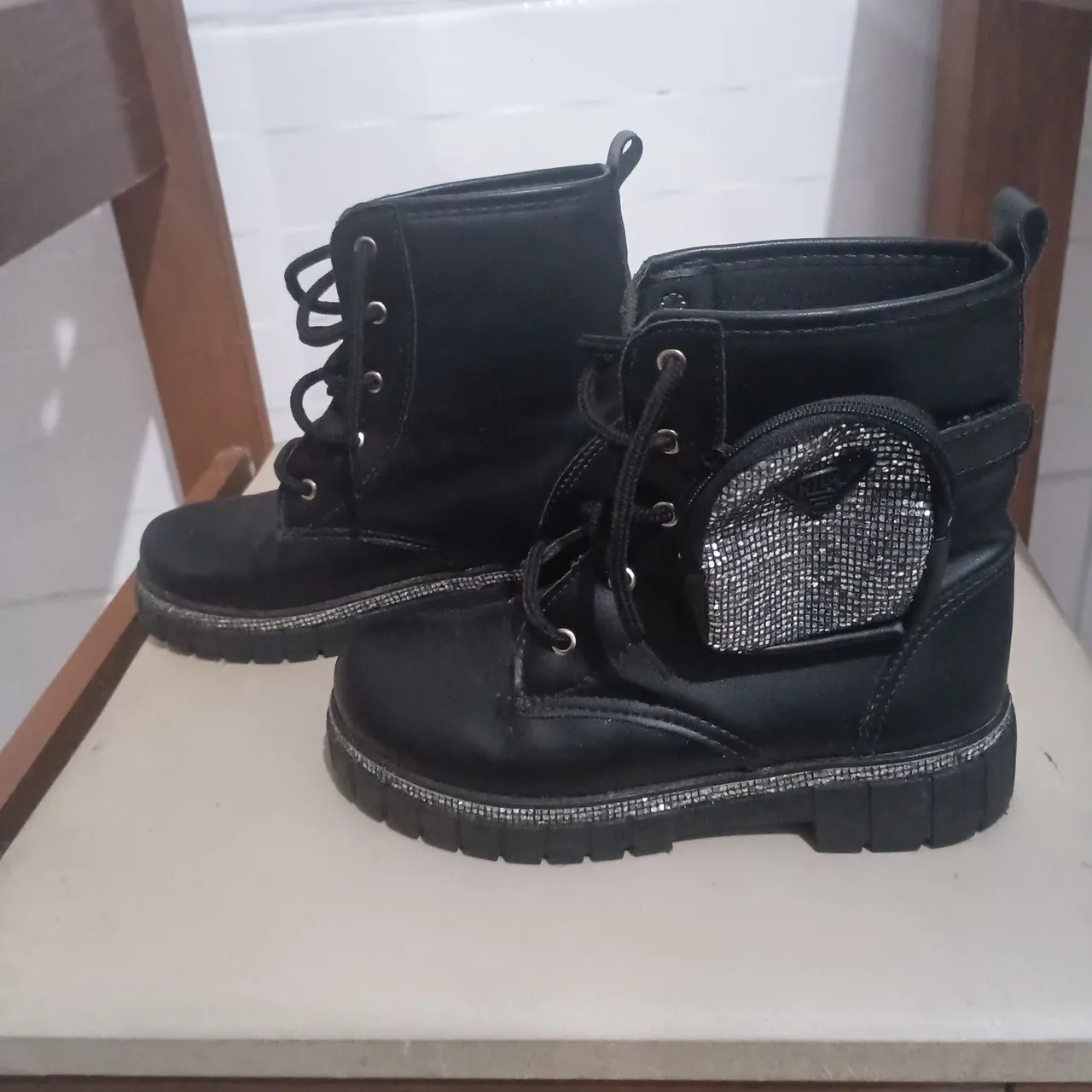 Botas infantis pretas com detalhe de brilho. Tamanho 32