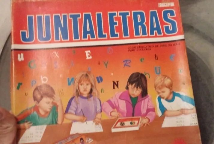 Jogo de tabuleiro Junta Letras (educativa) década de 90