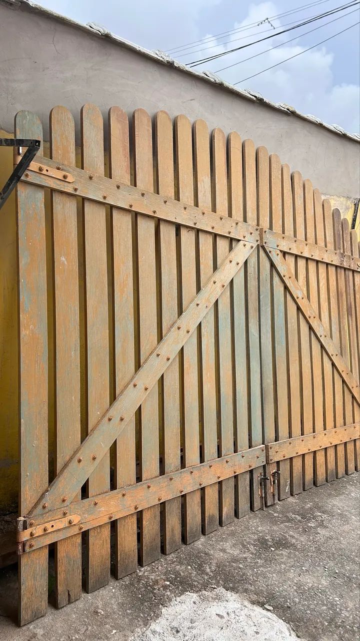 Portão bipartido em madeira massaranduba - Foto 3