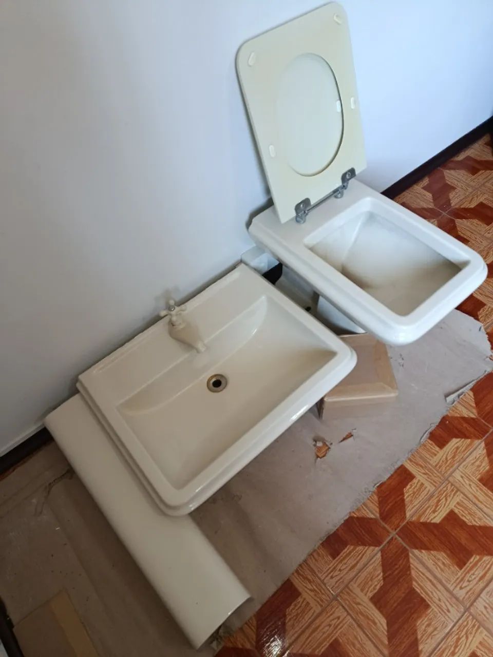 Lavatório e vaso sanitário