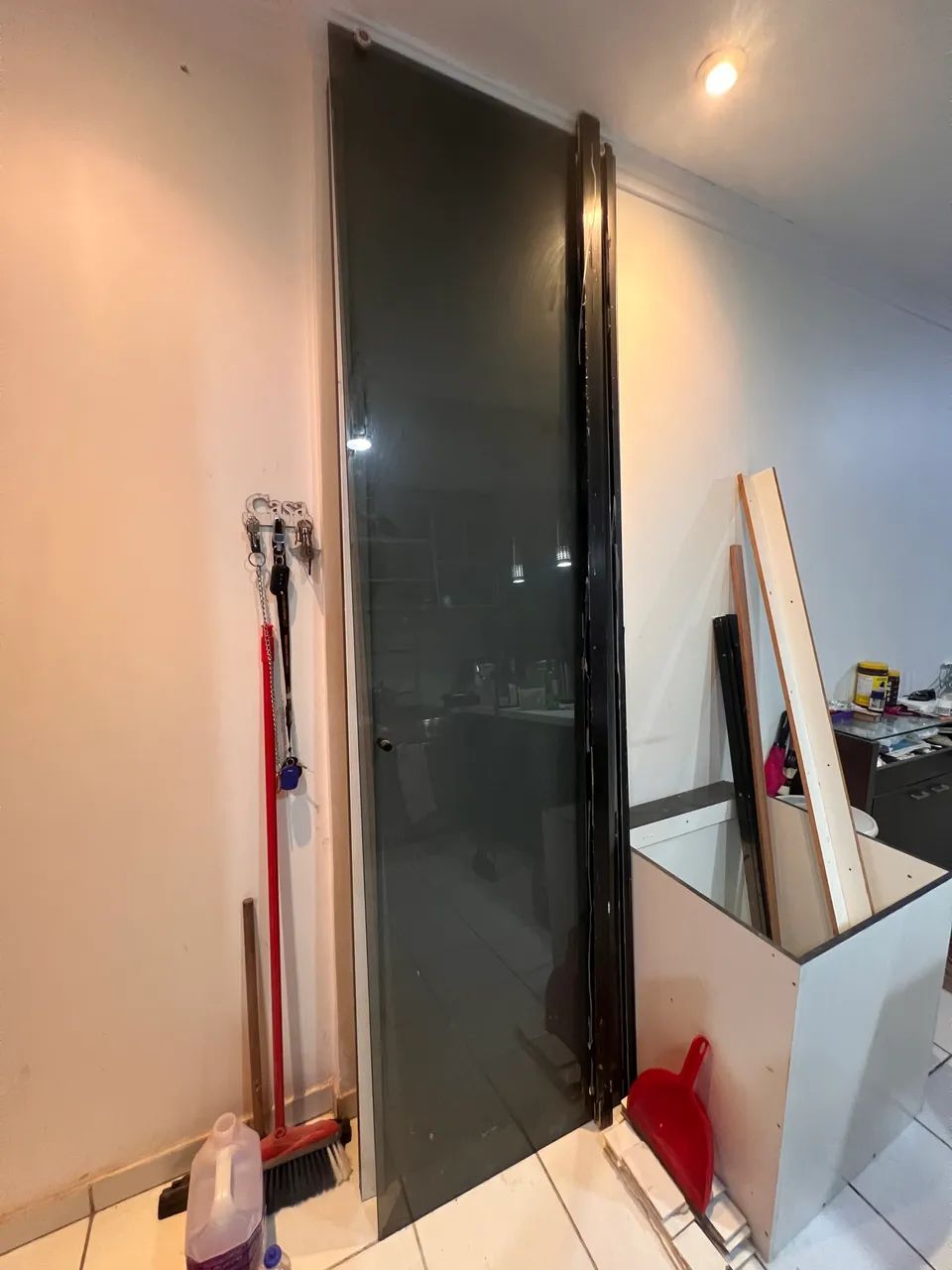 Blindex fume porta de correr com castilho completo - Foto 4