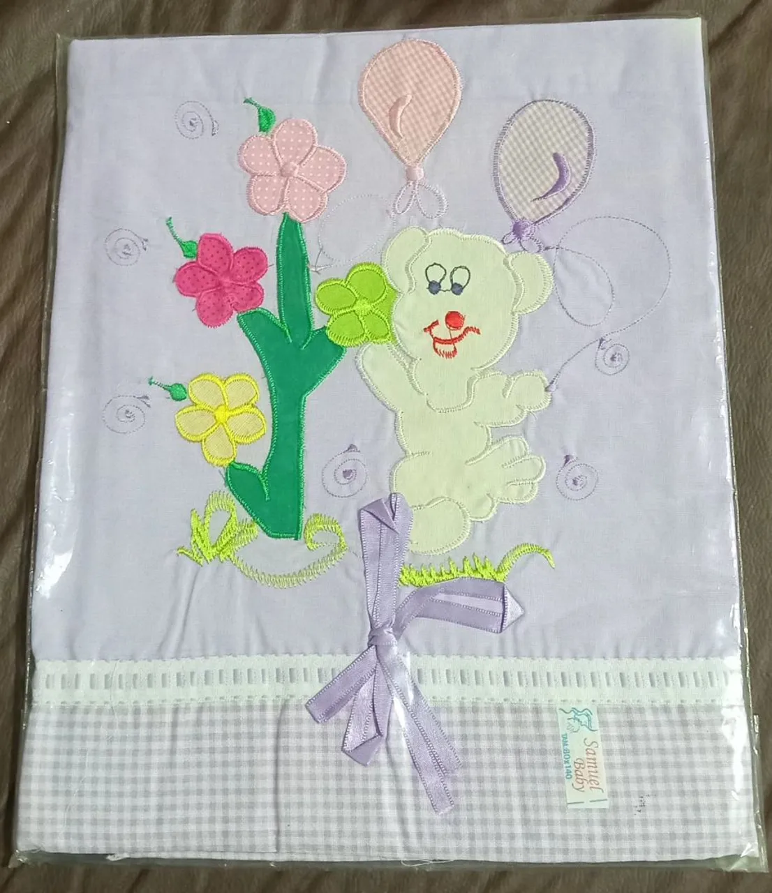 Kit de berço bordado com tema de ursinho