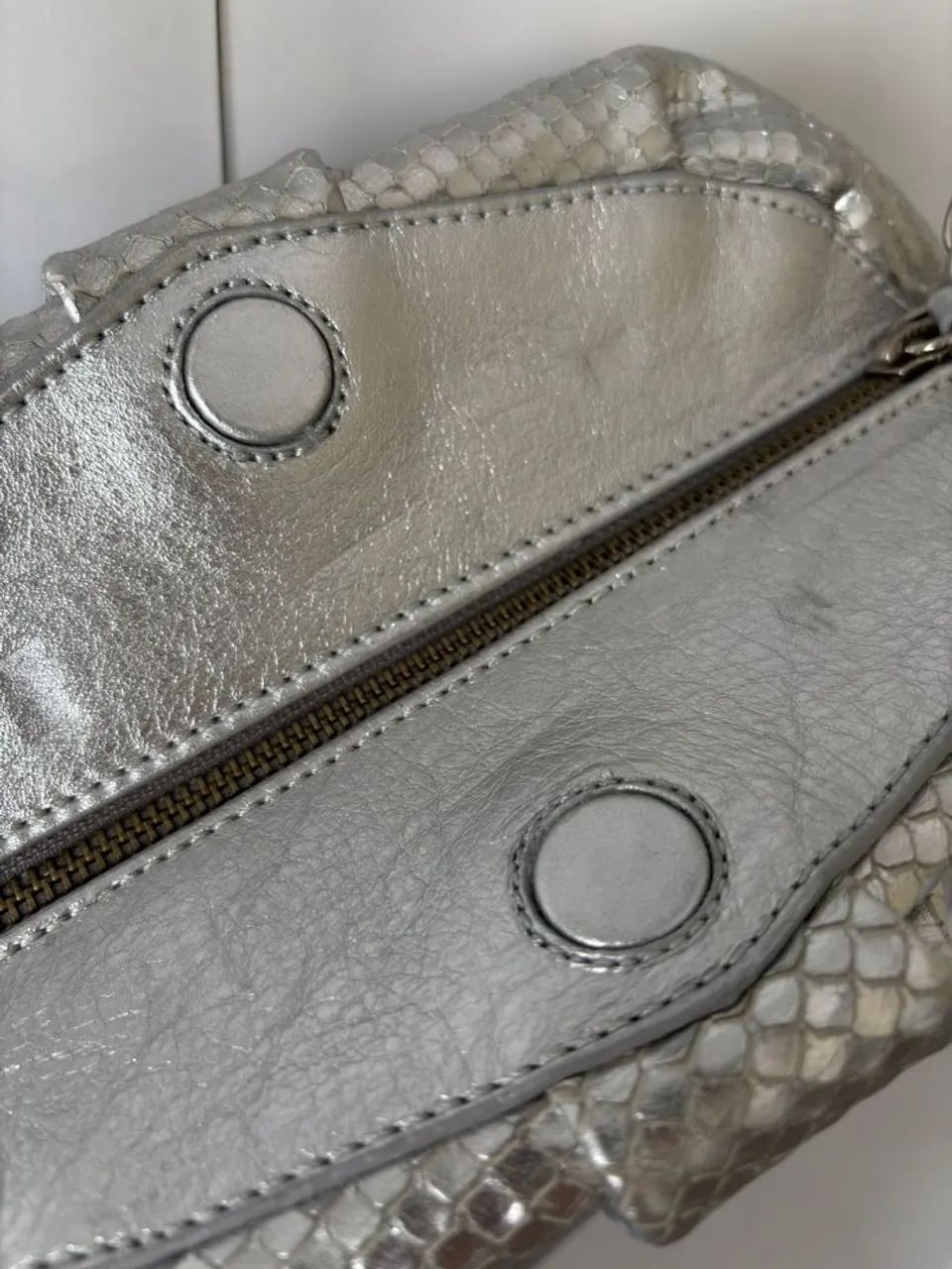 BOLSA SCHUTZ MÉDIA CLUTCH SNAKE PRATA - Foto 4