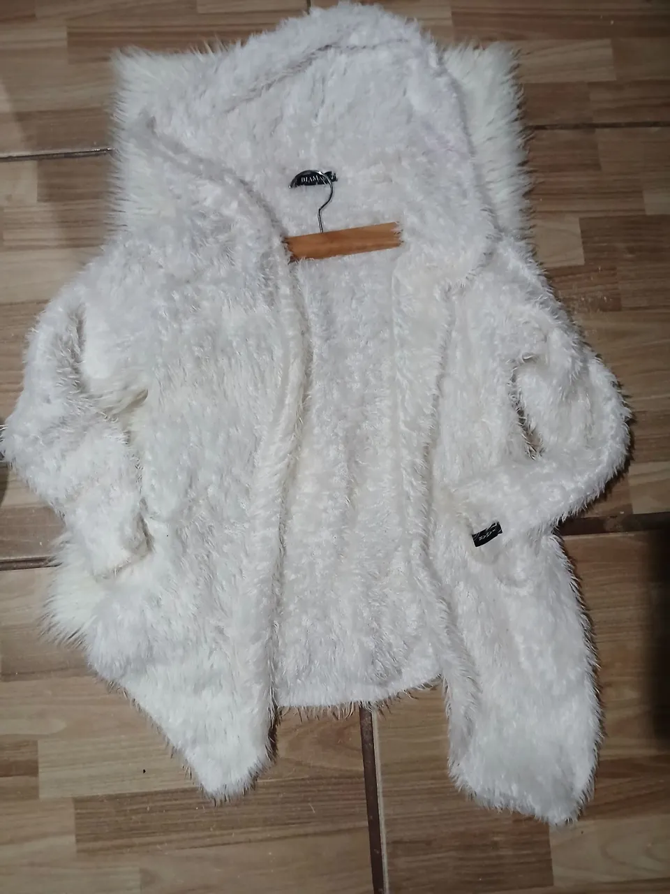 Casaco de pelúcia branco com capuz
