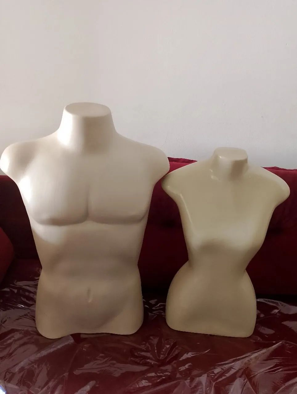 06 manequins(3 feminino e 3 masculino)