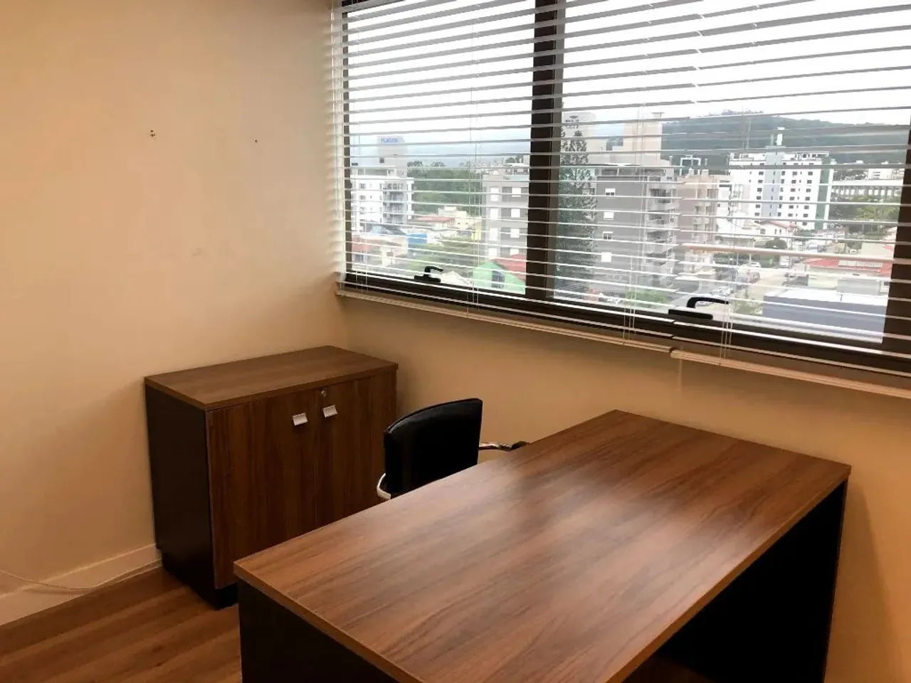 EXCELENTE SALA MOBILIADA PARA LOCAÇÃO - TRINDADE