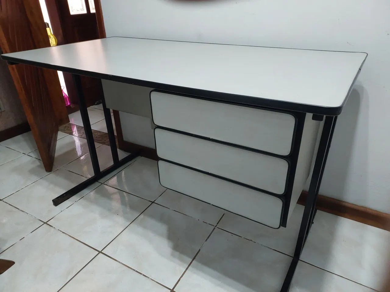 Mesa de escritório com gavetas
