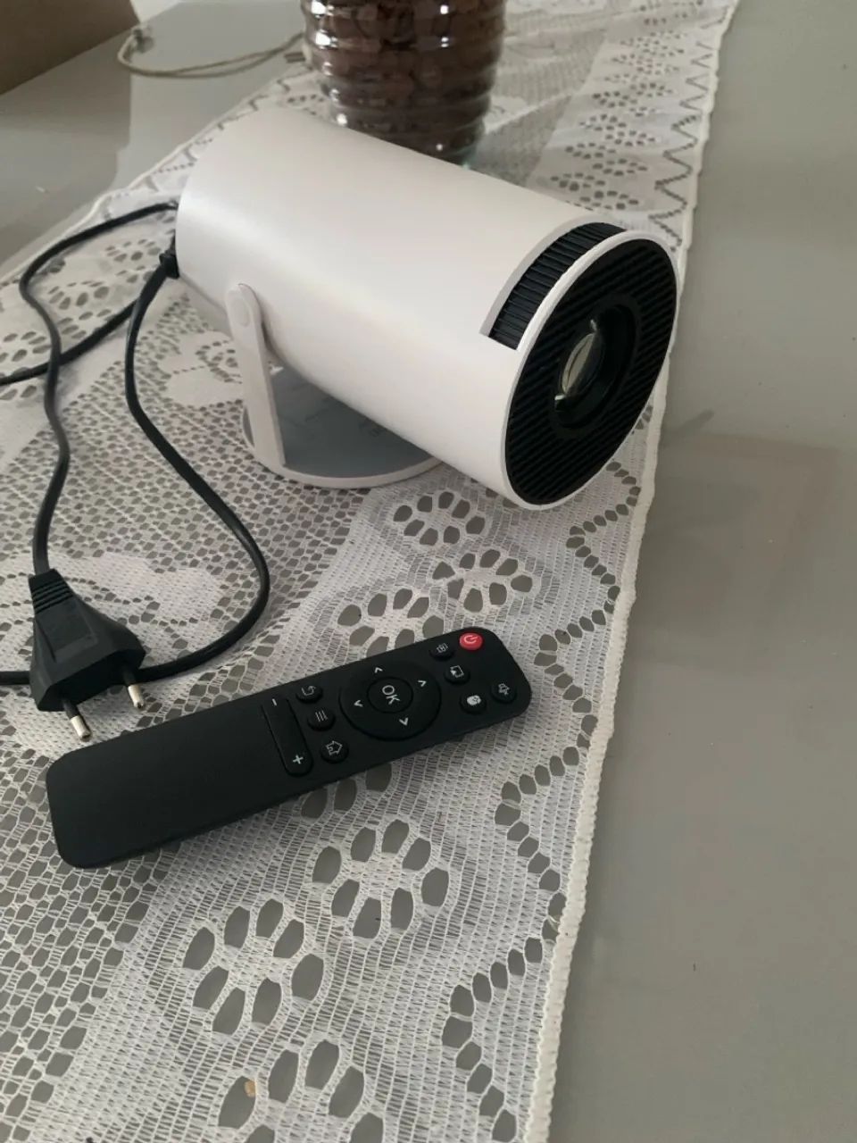 Projetor Portátil Branco - Perfeito para filmes!