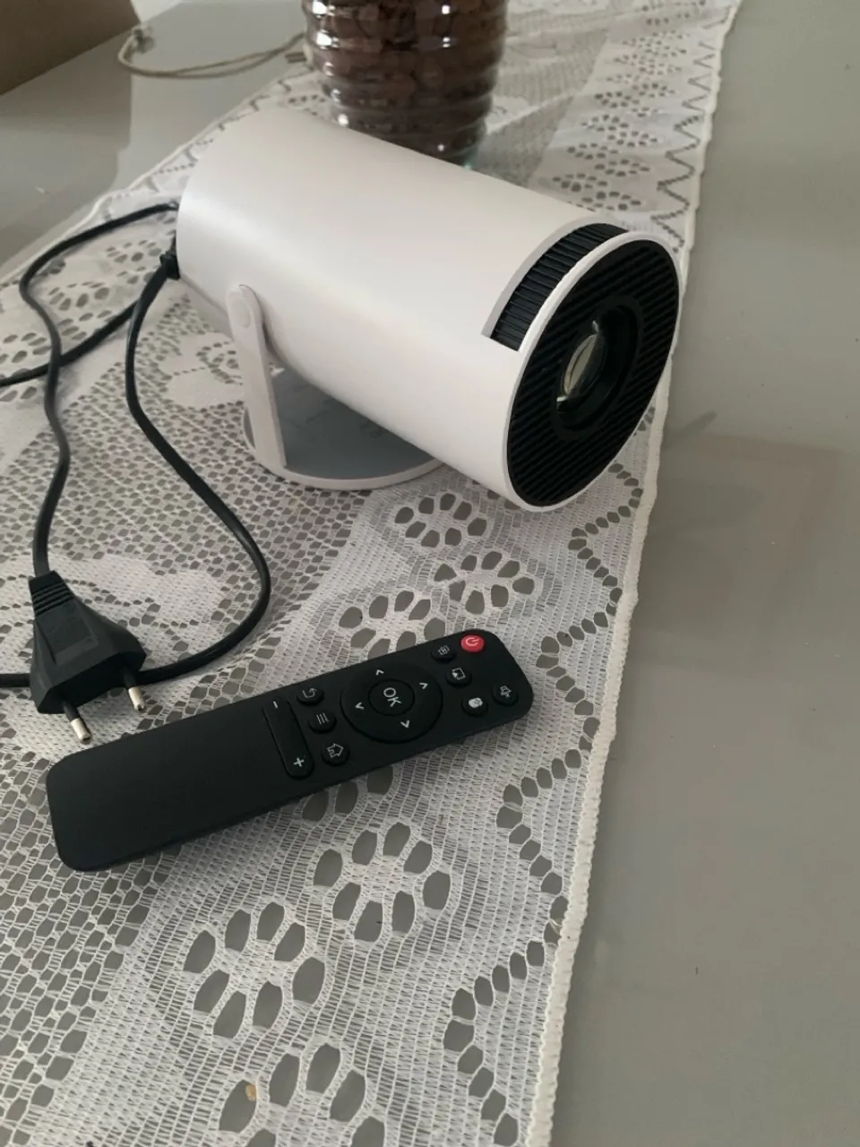 Projetor Portátil Branco - Perfeito para filmes!