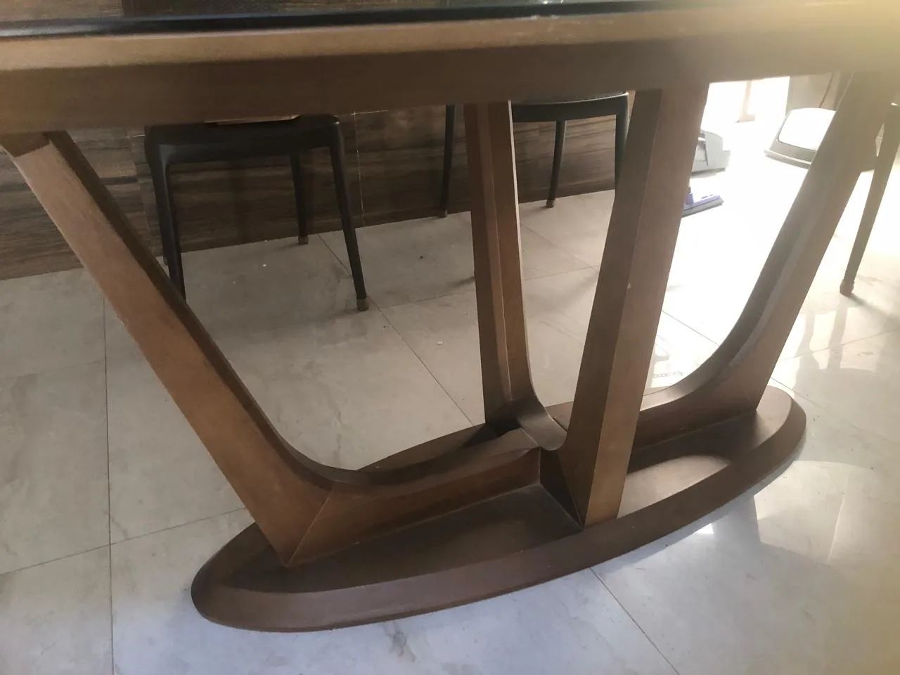 Mesa de jantar semi nova  1 ano de uso em de conservação, o tampo protegido por vidro 64574074035073122