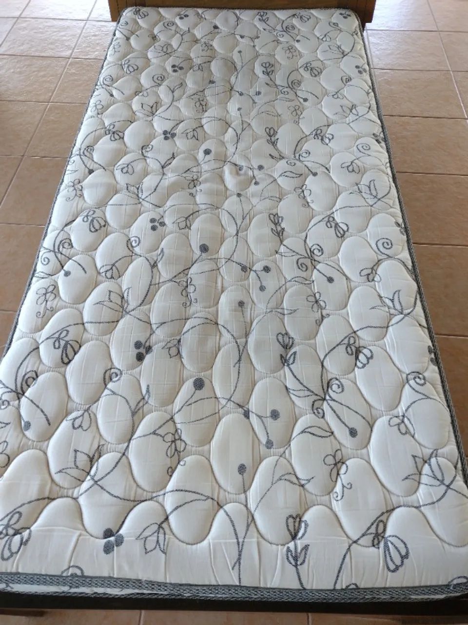 CAMA DE SOLTEIRO COM COLCHÃO AMBOS EM EXCELENTE ESTADO - Foto 4