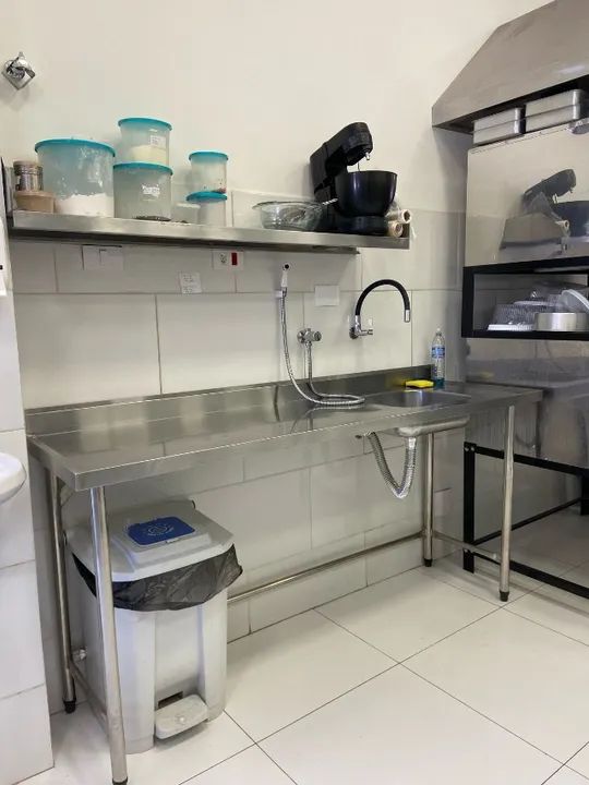 Bancada em inox com cuba rasa, marca Indusfrio, perfeito estado