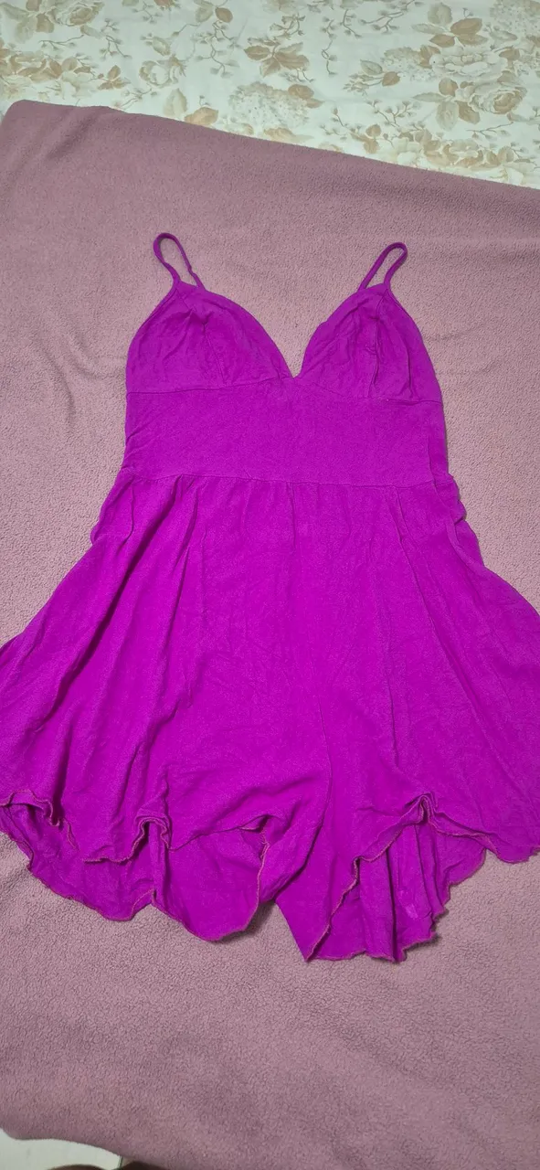 Vestido Roxo Romântico com Detalhes