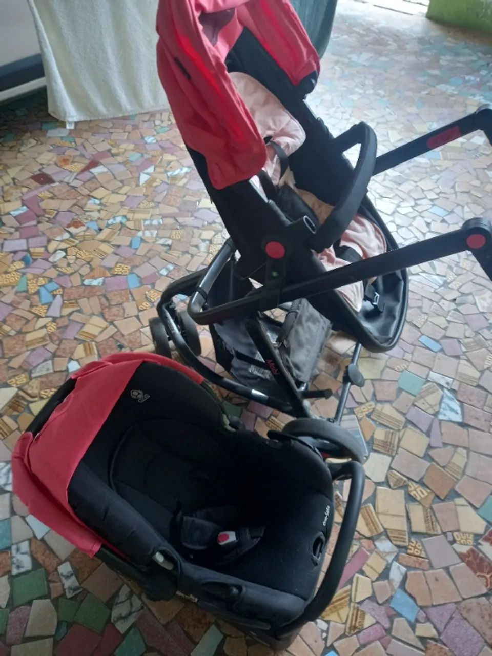 Carrinho de bebê com bebê conforto 