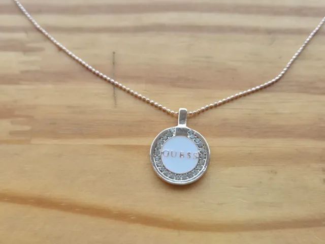 Colar Original Guess. Logo E Strass. Rosê Gold. Novo! - Foto 4