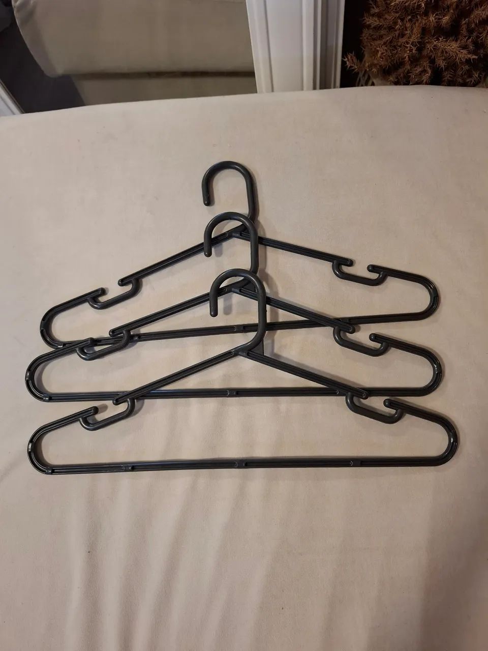 Cabide preto de plástico bem resistente (tenho 50)
