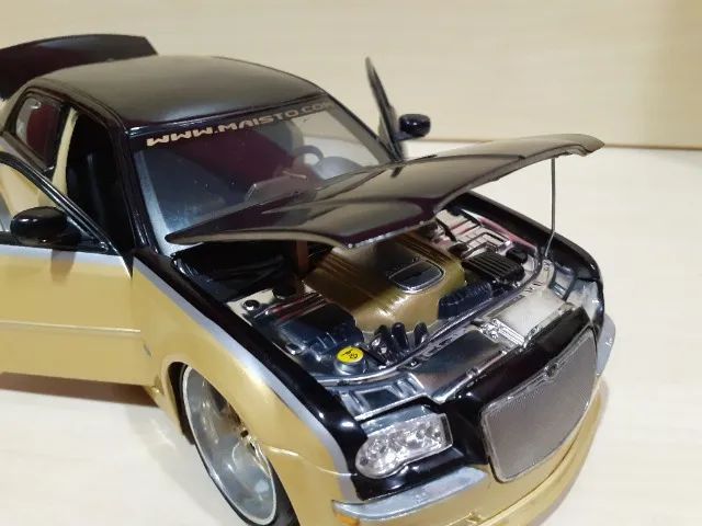 Miniatura Chrysler 300c Hemi Playerz 1/18 Maisto - Hobbies e