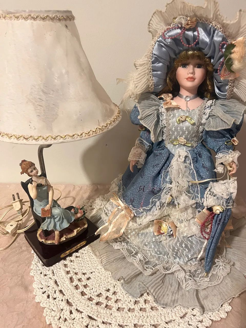 Antiga boneca de porcelana dama vitoriana.