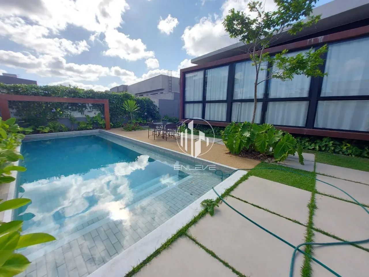 Casa de 240m2 com 3 Suítes, Semi Mobiliada no Alphaville Paraíba