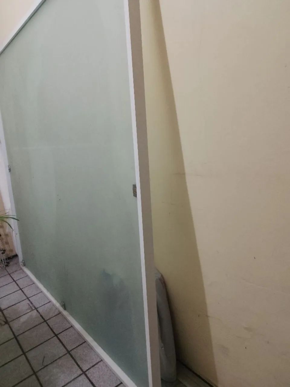 Divisória de vidro com alumínio branco  - Foto 3