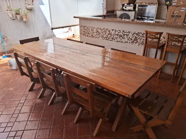 Mesa em madeira maciça de 8 lugares