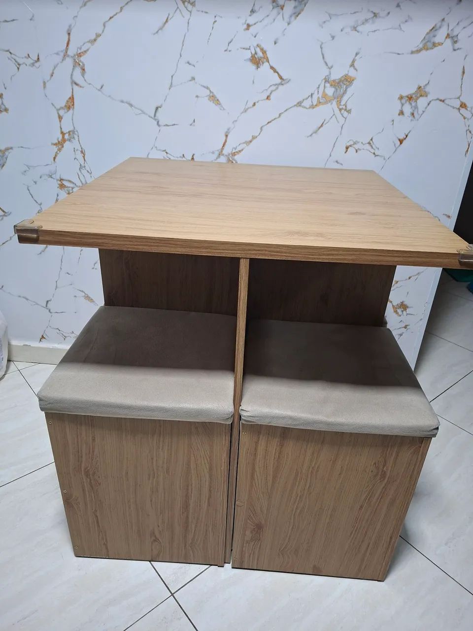  Mesa de jantar  72x72 com os bancos 