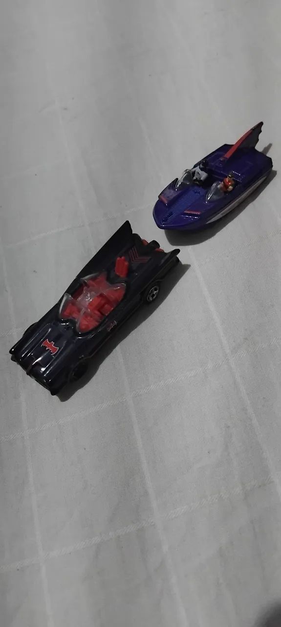 Miniaturas batmovel e batlancha com bonecos