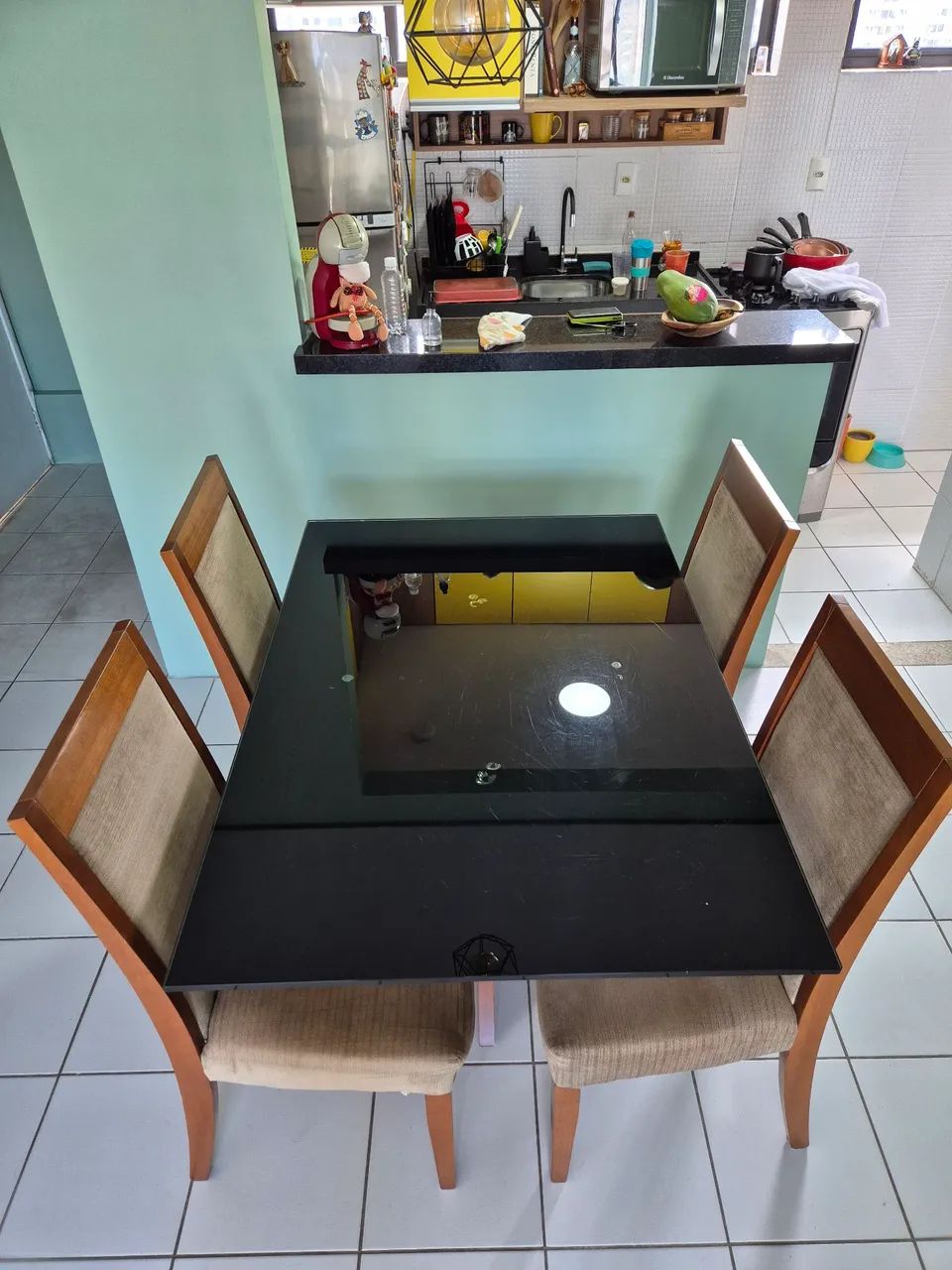 Mesa de madeira maciça e tampo de vidro com 4 cadeiras - Foto 2