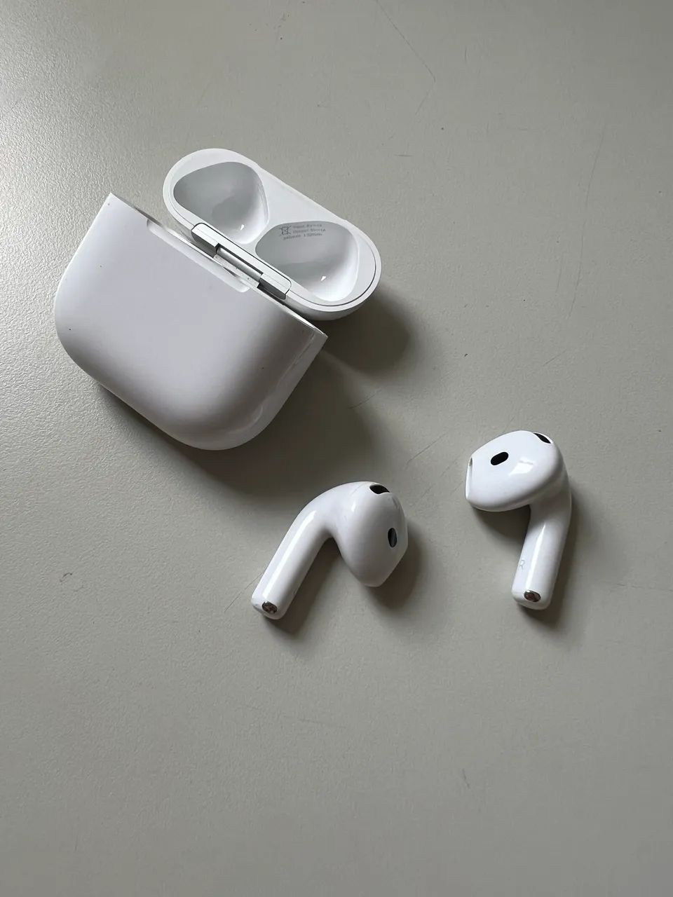 Apple AirPods 4 com Cancelamento de Ruído Ativo (ANC) - Fones de