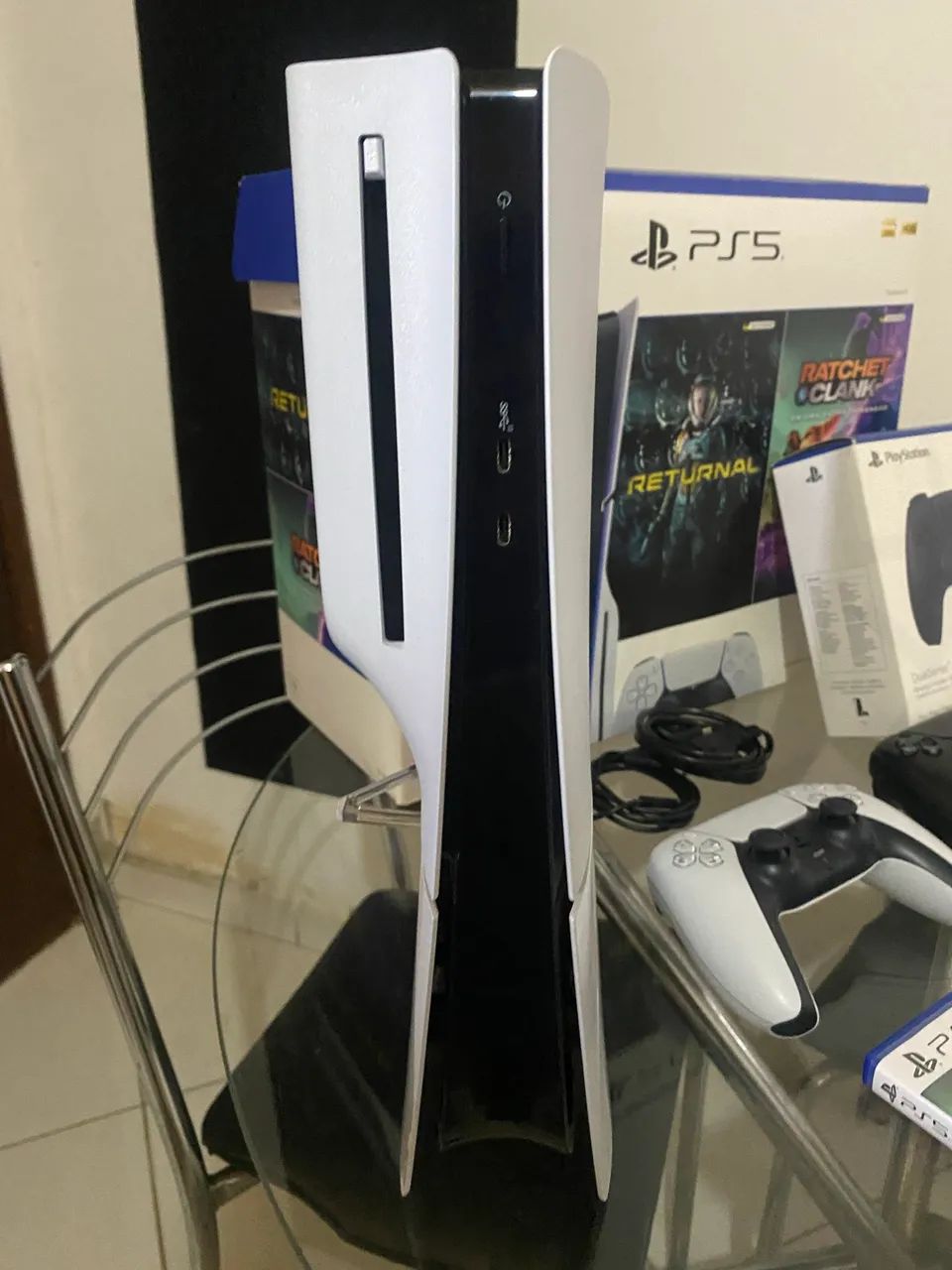 Ps5 com leitor + 2 controles + 3 jogos 