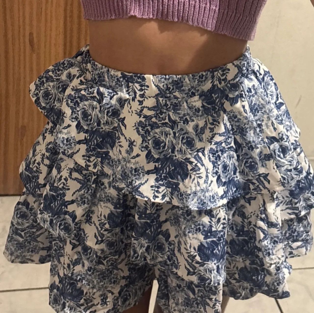 saia floral azul e branca - Foto 3