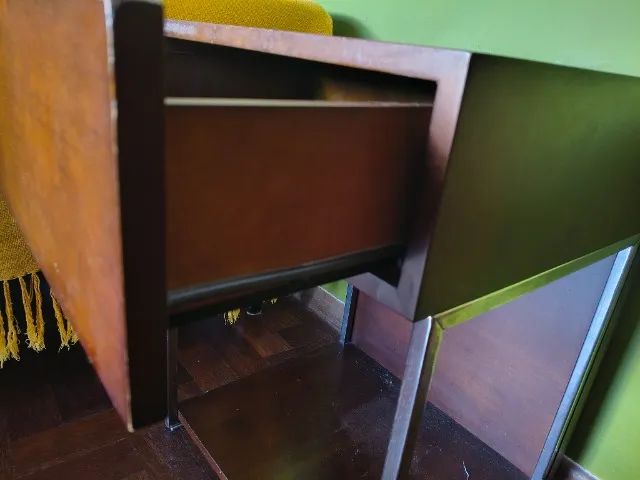 Mesa de cabeceira com gaveta - madeira - Foto 5