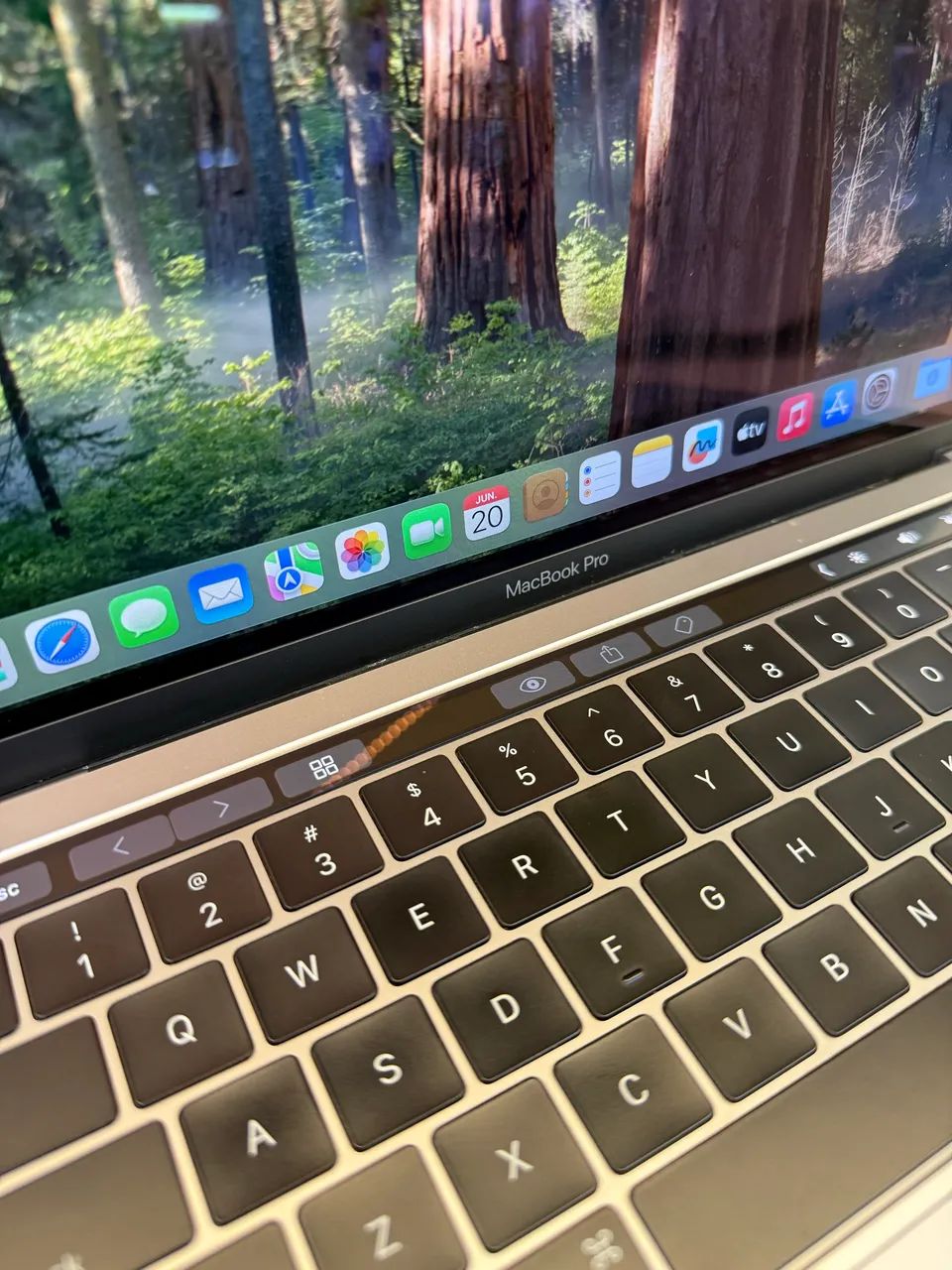 Macbook Pro 2019 i5 com Touch Bar - Foto 2
