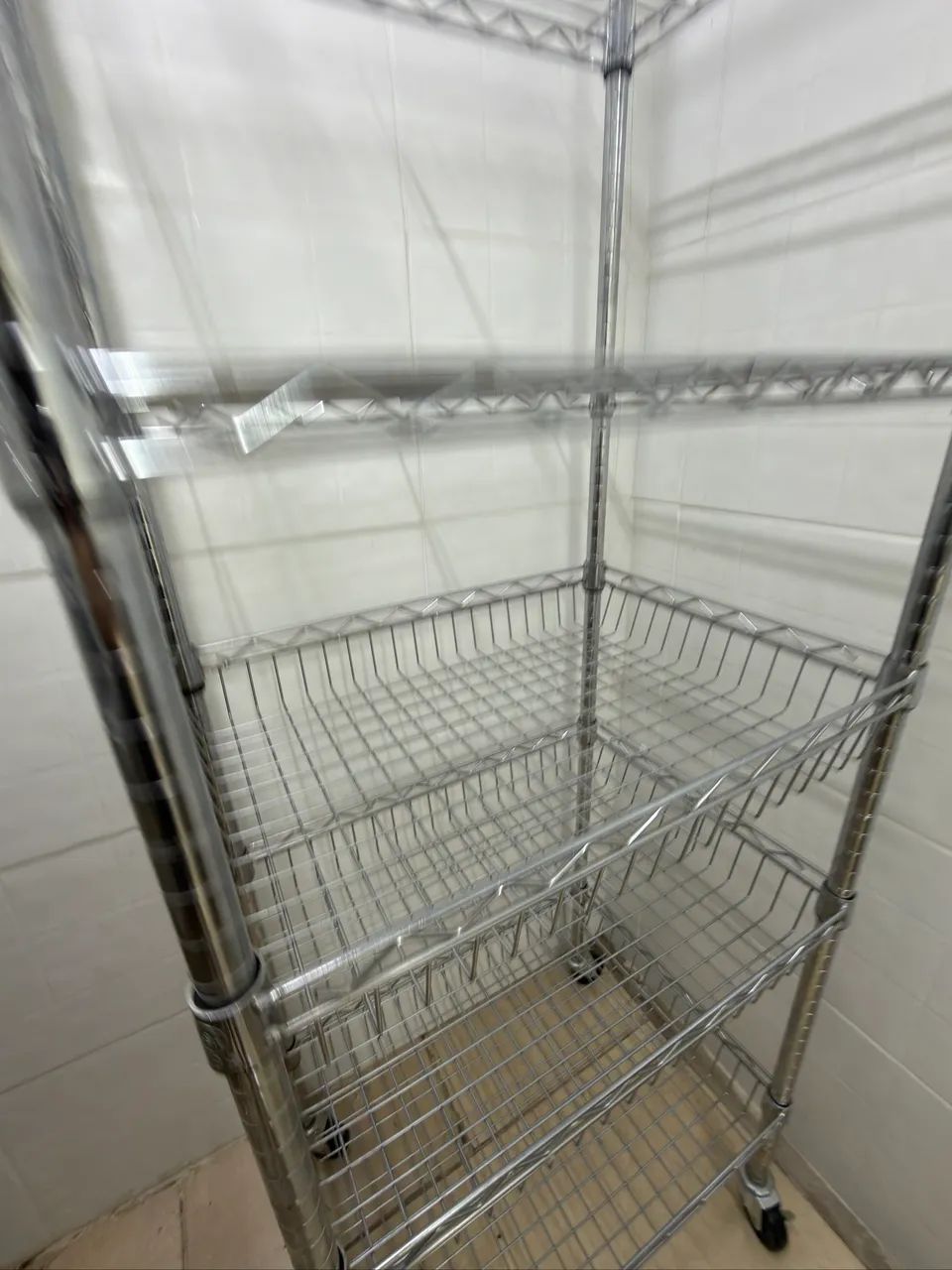 Estante Aço 6 Prateleiras CROMODA Com Rodas - 0 marcas e perfeita - Foto 3