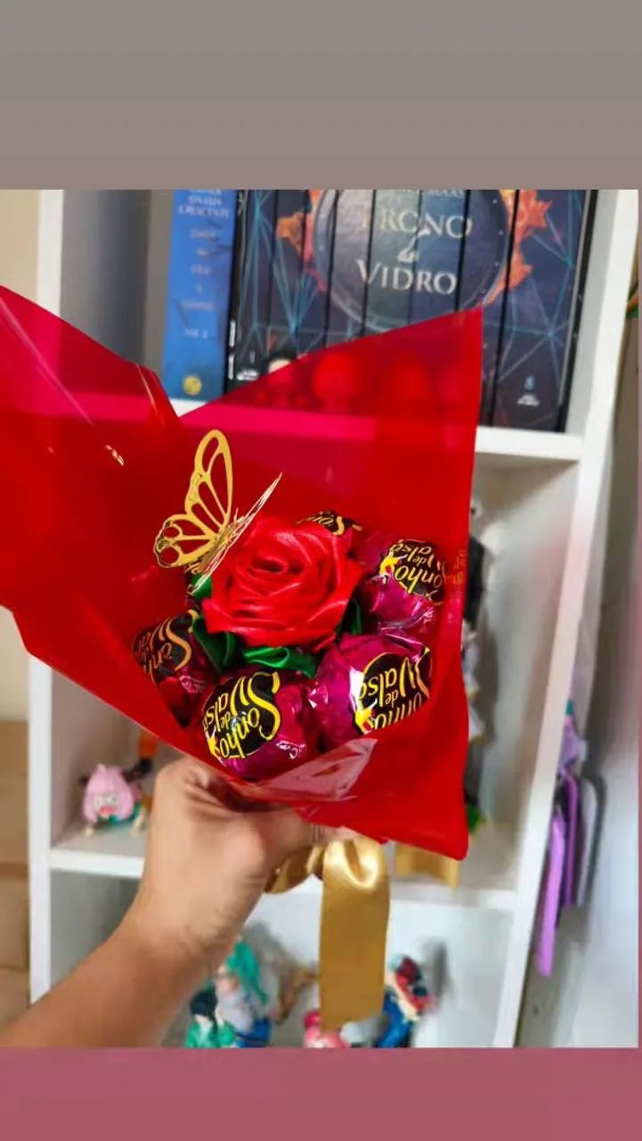 Buquê com 6 chocolate+rosa eterna 