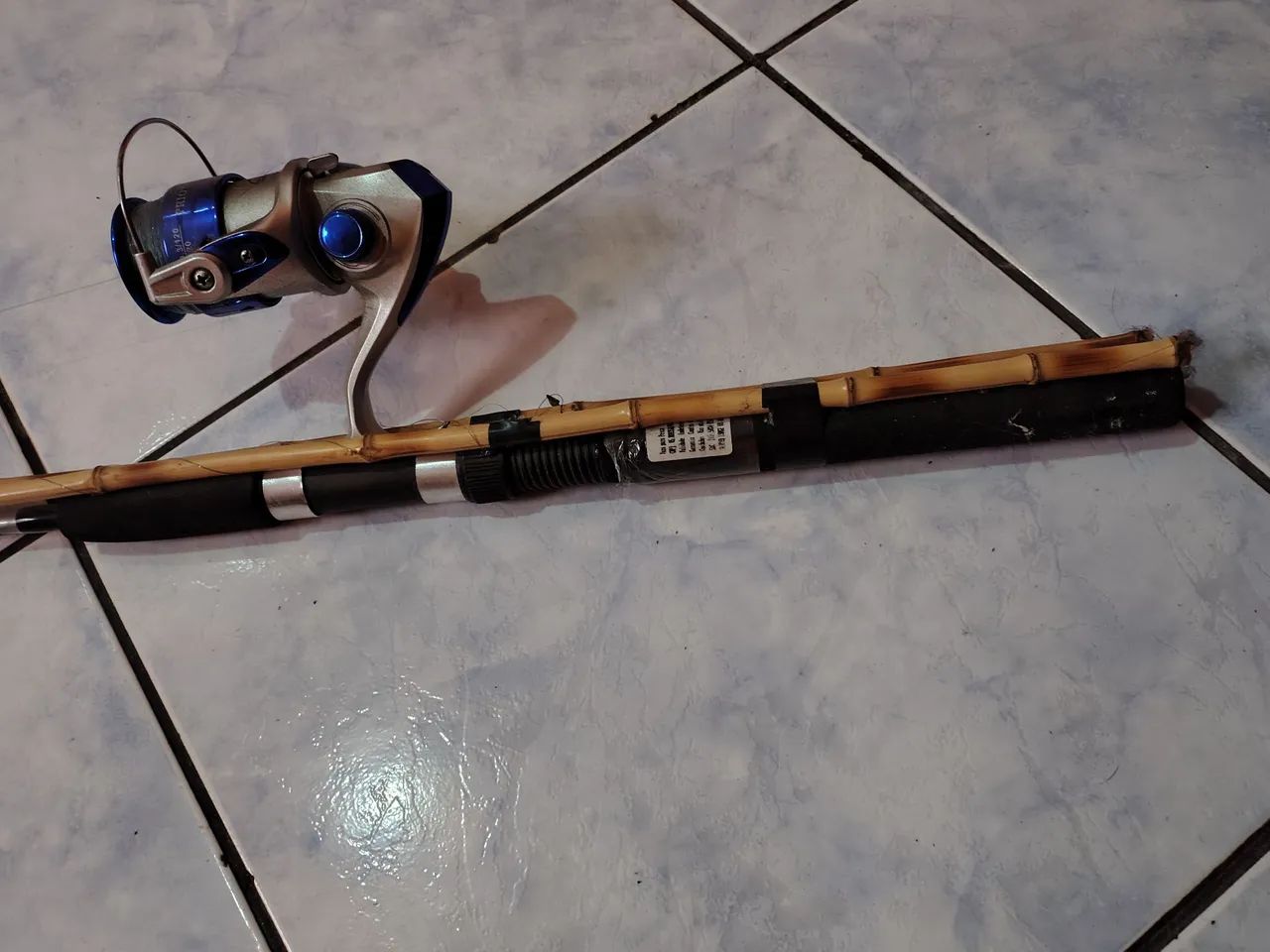 Vara de pesca com duas varinhas. - Foto 3