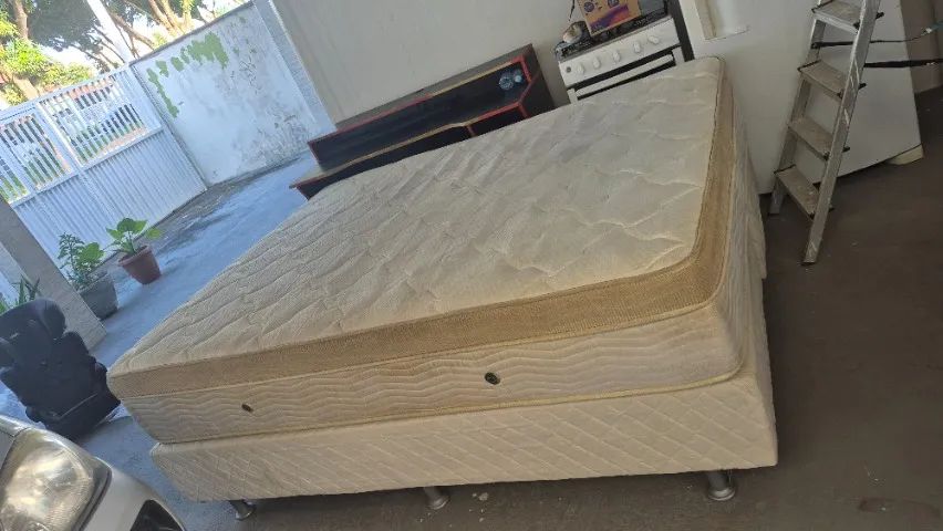 Cama Queem, colchão + box. Excelente condição de uso