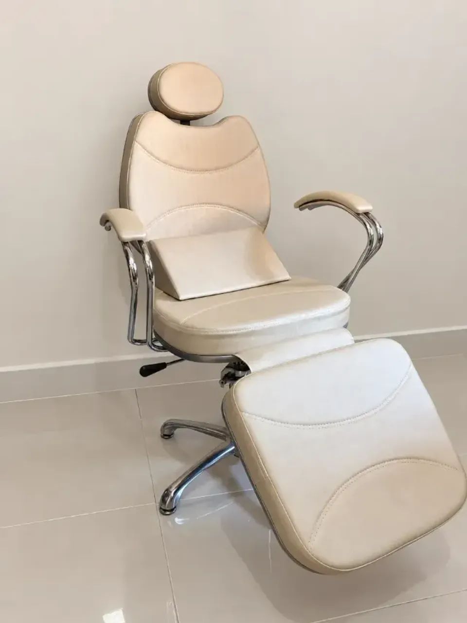 Cadeira de Maquiagem Lombar Cor Fendi E Base Estrela (Usado)