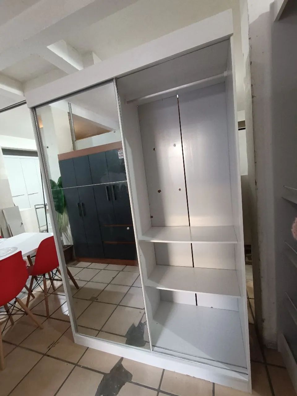 Roupeiro de Solteiro com Portas de Corre e Espelho  - Foto 3