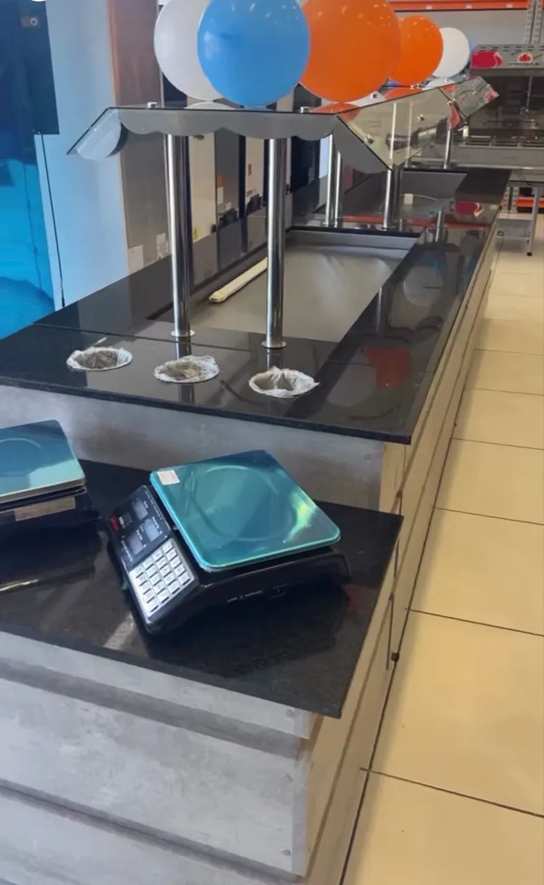 Buffet restaurante 10 cubas aquecidas e 8 refrigeradas em MDF com predra granito 