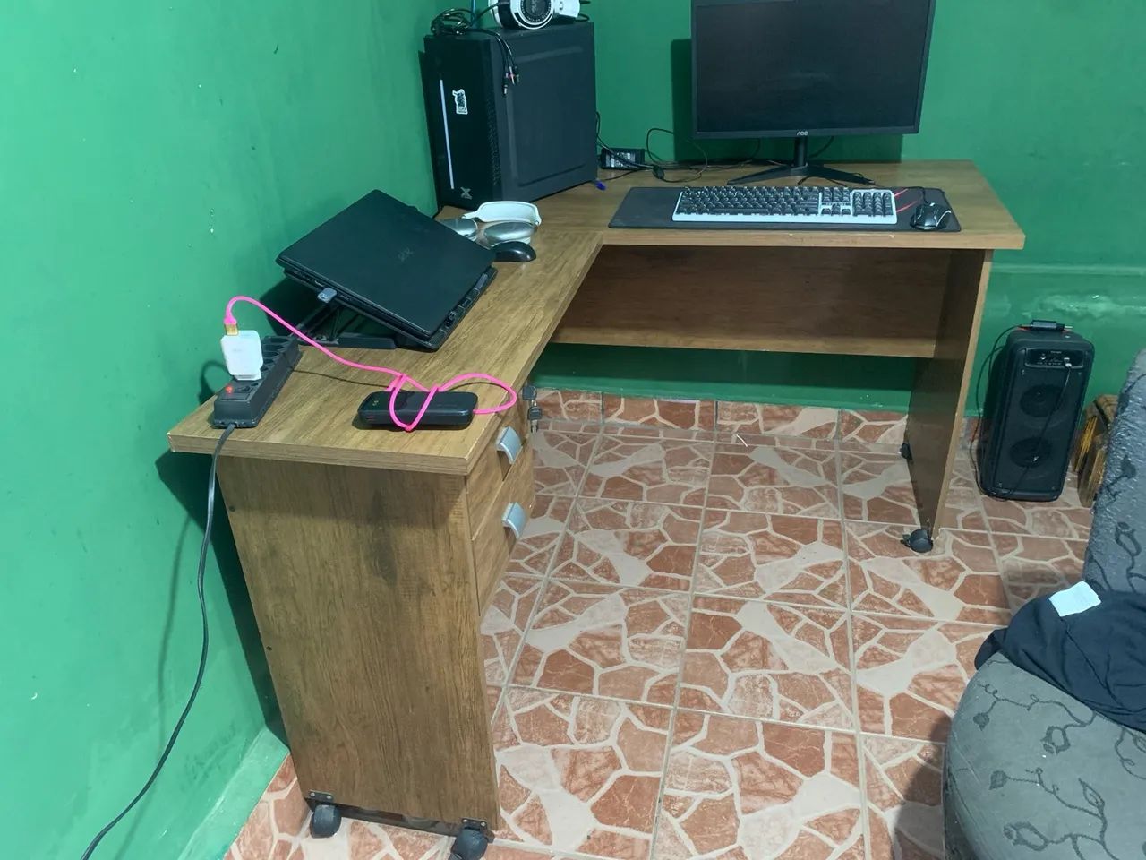 Mesa de Escritório em L com Rodinhas (Muito Conservada) - Foto 3