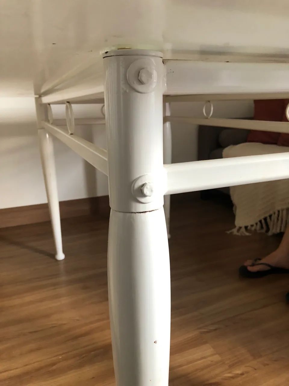 Mesa tampo de vidro, pés de madeira  - Foto 5