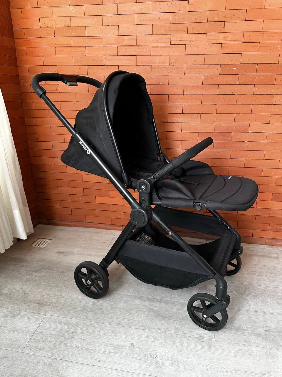 POUCO USO Carrinho de bebê + bebê conforto + base veicular Safety First Magnific trio  - Foto 2