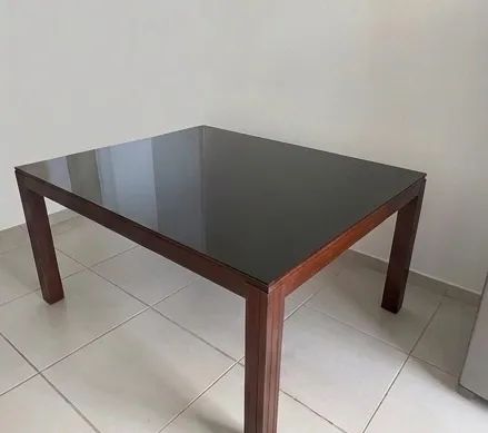 Mesa de jantar quadrada com tampo de vidro 