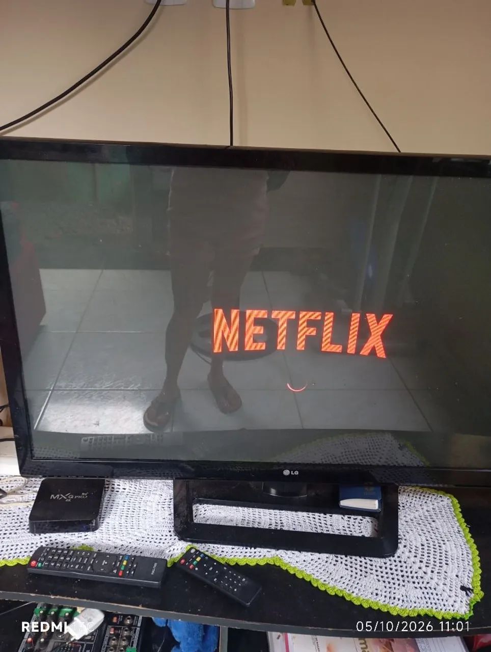 Vendo essa tv LG 49 polegadas não é smart mas vai com o box que transforma em Smart 